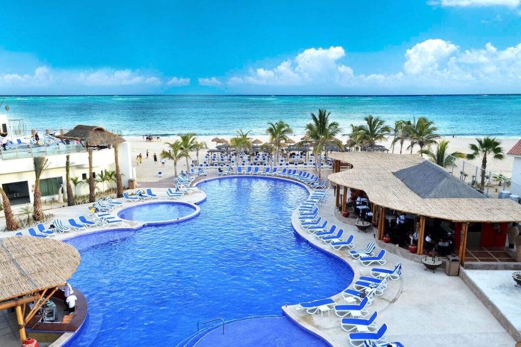 hotel_4_alberca_camastro